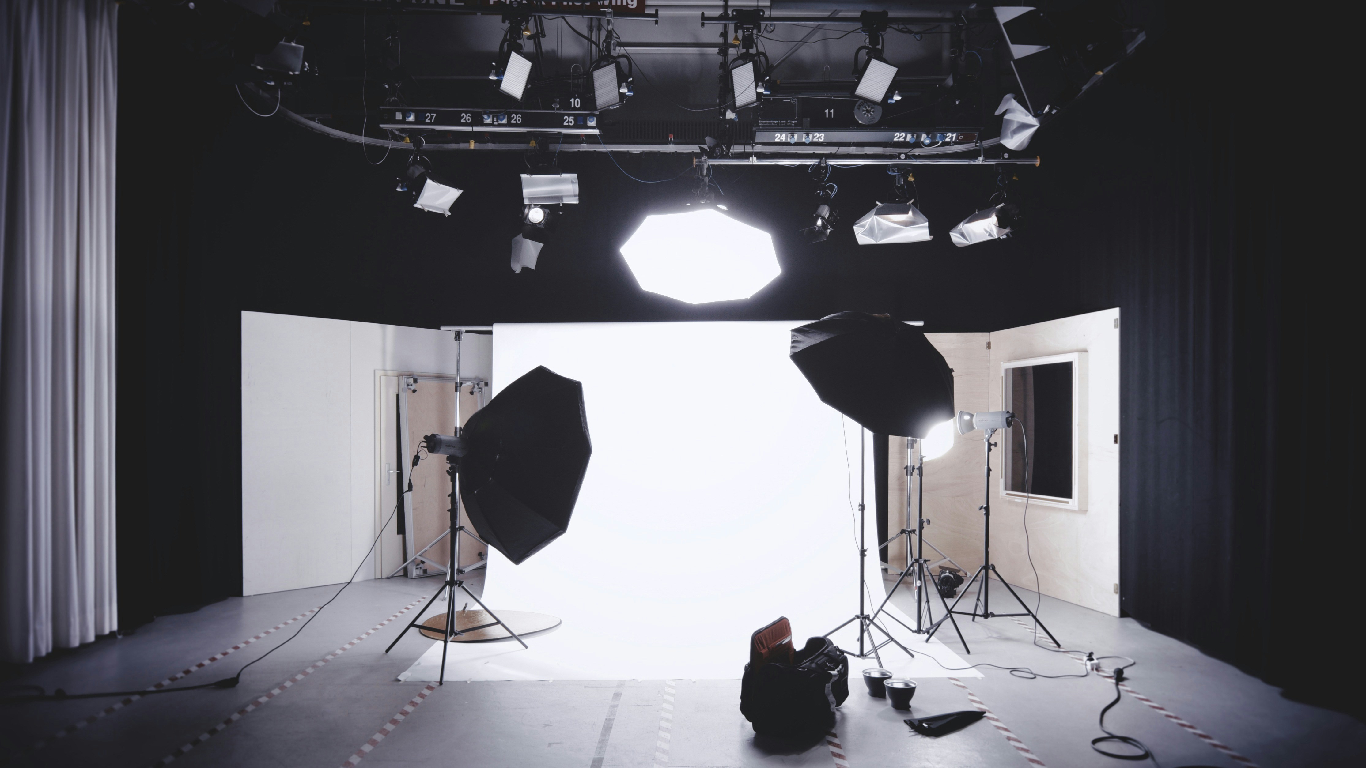 Décor studio photo déchets — impact environnemental shooting traditionnel